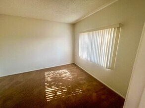 Crown Point Apartments in Northridge, CA - Foto de edificio - Building Photo