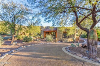 5909 E Sentinel Rock Rd in Cave Creek, AZ - Foto de edificio - Building Photo