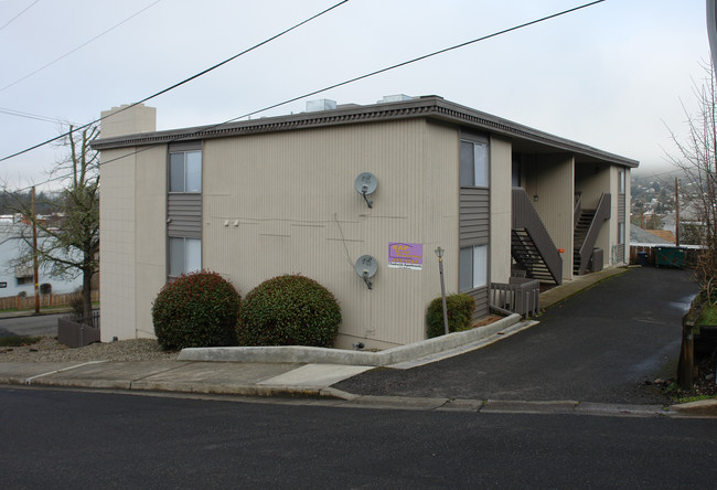 Chadwick Apartments in Roseburg, OR - Foto de edificio - Building Photo