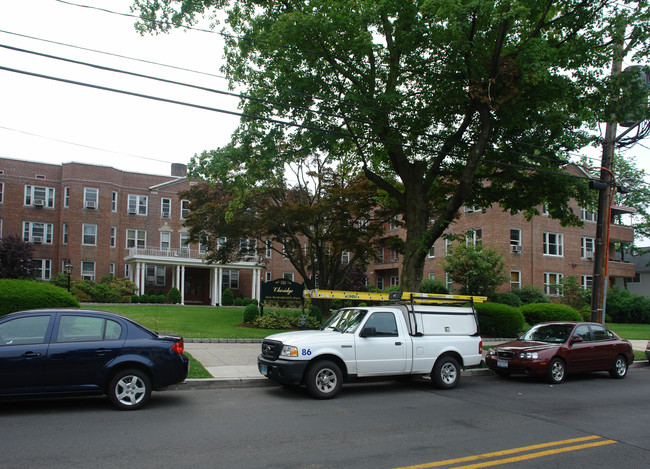 Claridge House in White Plains, NY - Foto de edificio - Building Photo