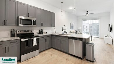 650 E Sycamore St in Denton, TX - Building Photo - Building Photo
