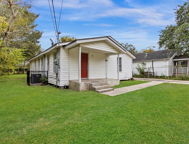 8206 Sandra St in Houston, TX - Foto de edificio - Building Photo