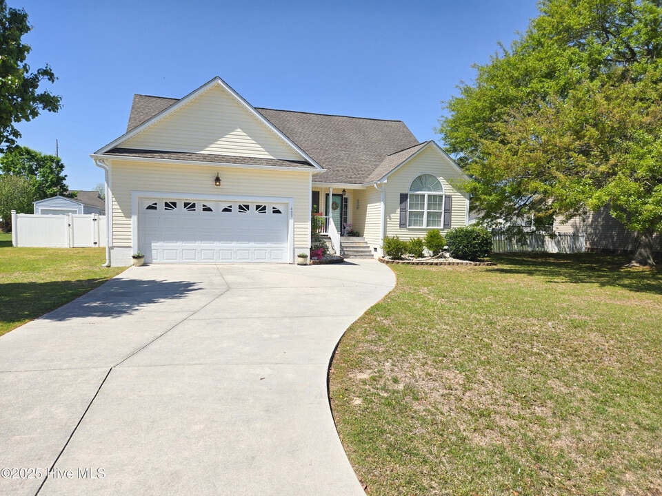 409 Moss Springs Dr in Swansboro, NC - Foto de edificio