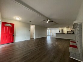2004 W Rochelle Rd in Irving, TX - Building Photo