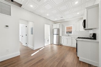 13 W Hoffman Ave in Lindenhurst, NY - Building Photo - Building Photo