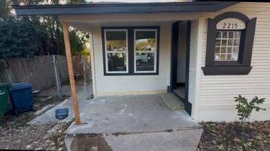 2215 N Elmendorf St-Unit -A in San Antonio, TX - Building Photo - Building Photo