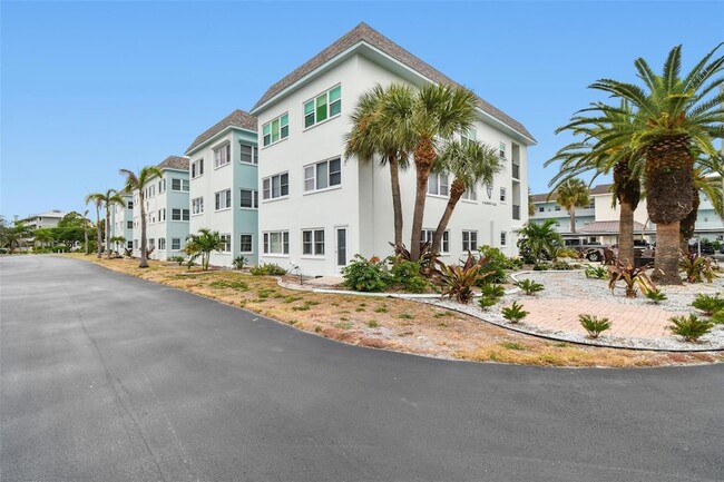 8 Glencoe Pl, Unit 107 in Dunedin, FL - Building Photo - Building Photo