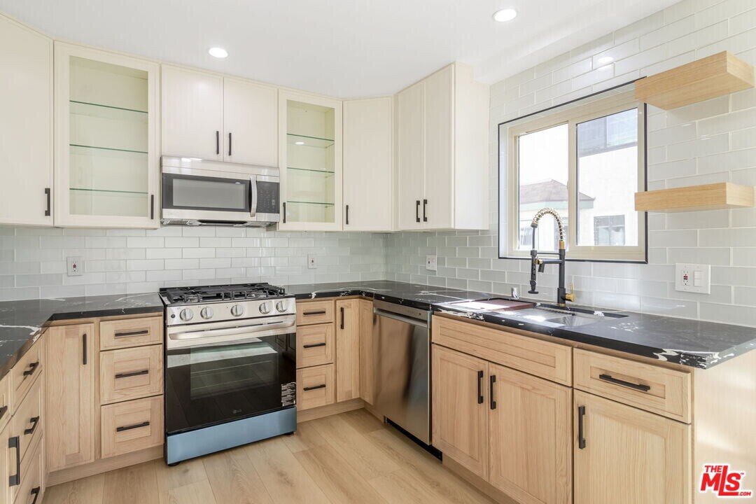 7550 Zombar Ave in Los Angeles, CA - Building Photo