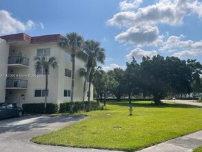 8990 S Hollybrook Blvd, Unit 301 in Pembroke Pines, FL - Foto de edificio - Building Photo