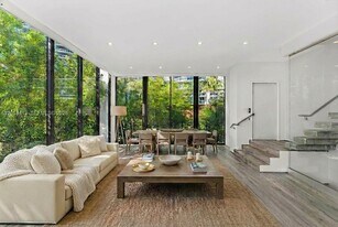 1525 Bay Rd in Miami Beach, FL - Building Photo