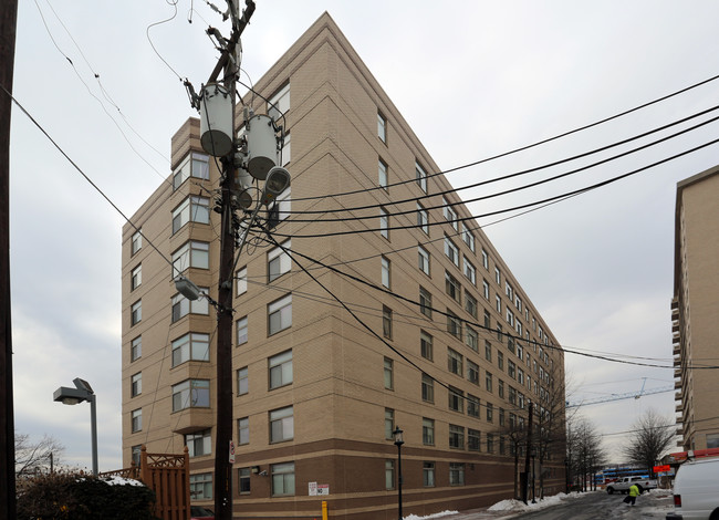 Crescent Plaza Condominium in Bethesda, MD - Foto de edificio - Building Photo