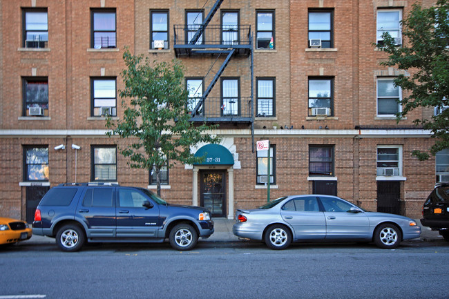 37-31 Crescent St in Long Island City, NY - Foto de edificio - Building Photo