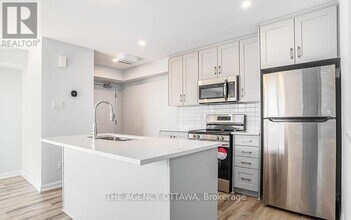 401 Glenroy Gilbert Dr in Ottawa, ON - Building Photo - Building Photo