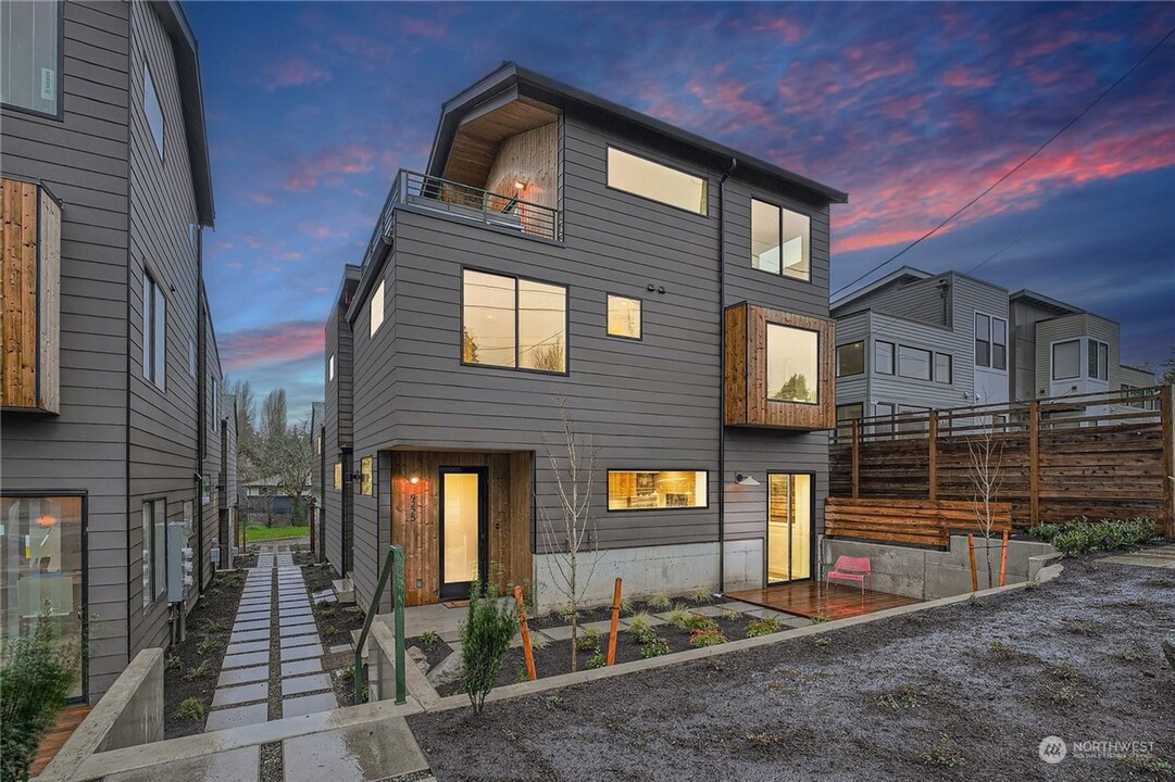 9221 3rd Ave NW in Seattle, WA - Foto de edificio