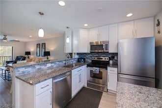 4790 S Cleveland Ave in Ft. Myers, FL - Foto de edificio - Building Photo