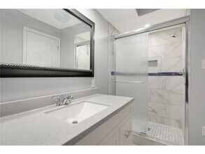 5183 Independence St in Maple Plain, MN - Foto de edificio - Building Photo