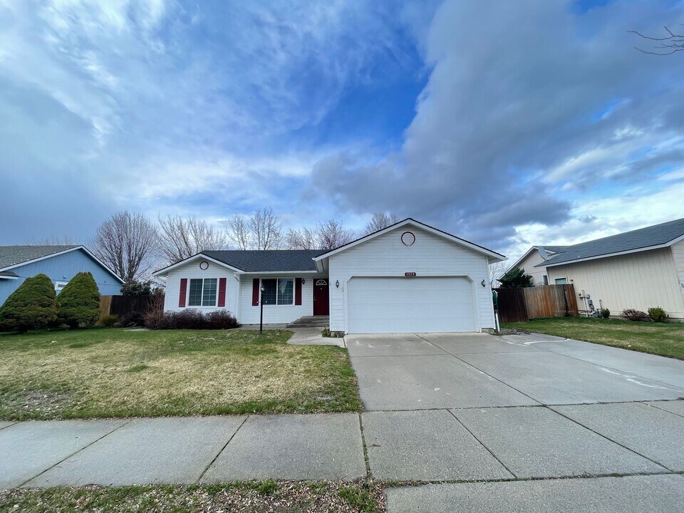 1359 Tanager Ave in Hayden, ID - Building Photo