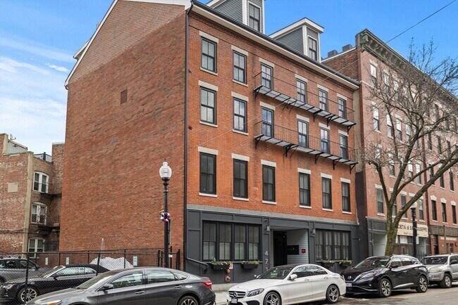 477 Hanover St, Unit 2