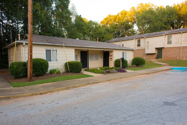 Brentwood Park Apartments in Talladega, AL - Building Photo - Building Photo