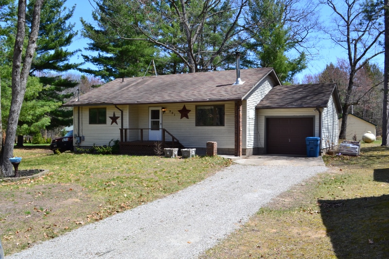 221 Vienna Ct in Houghton Lake, MI - Building Photo