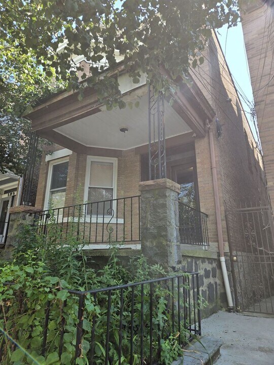 131 64th St in West New York, NJ - Building Photo