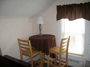 30 Young St, Unit Apt #3 in Newport, RI - Foto de edificio - Building Photo