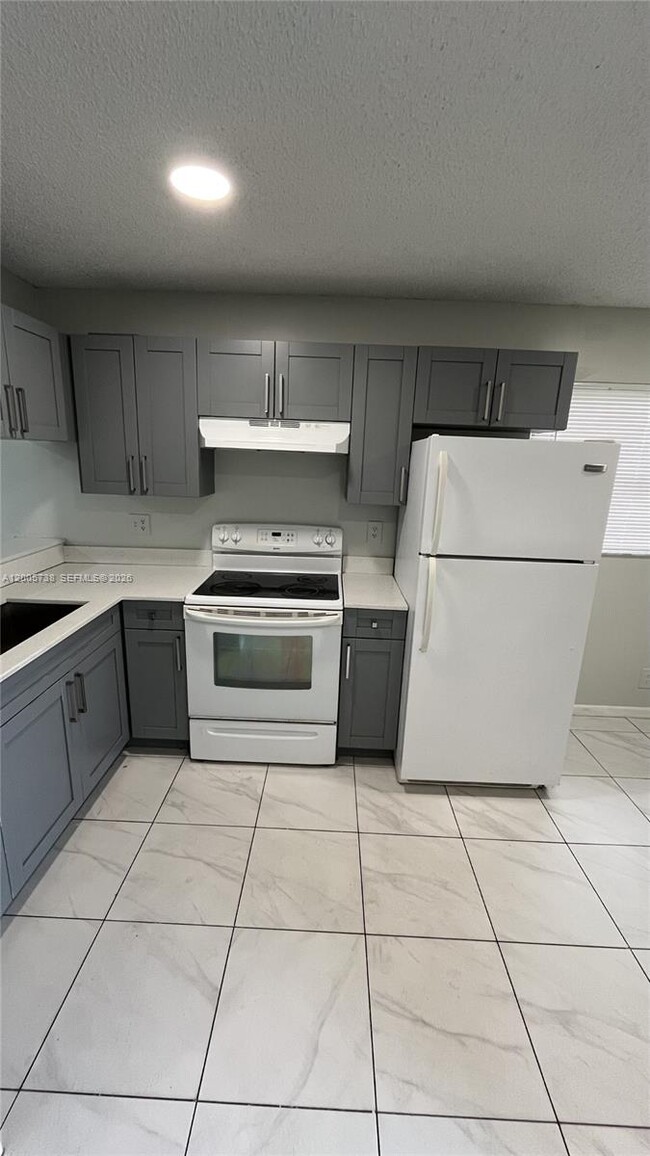 4010 Lakeside Dr in Tamarac, FL - Building Photo - Building Photo