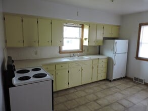 1021 W 7th St in Cedar Falls, IA - Building Photo - Building Photo