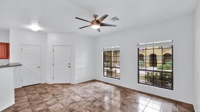 1702 E Bell Rd in Phoenix, AZ - Foto de edificio - Building Photo
