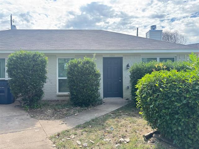 2208 Madrid Ct in Arlington, TX - Building Photo