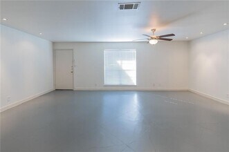 2712 St Edwards Cir in Austin, TX - Foto de edificio - Building Photo