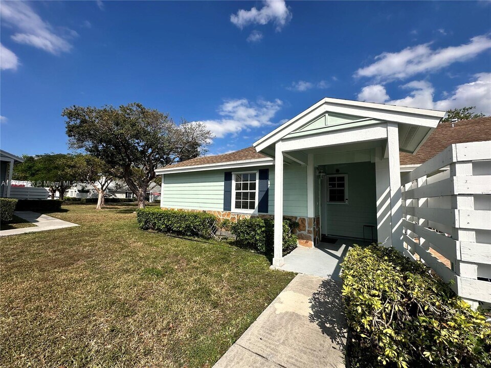 13792 SW 149th Cir Ln in Miami, FL - Building Photo