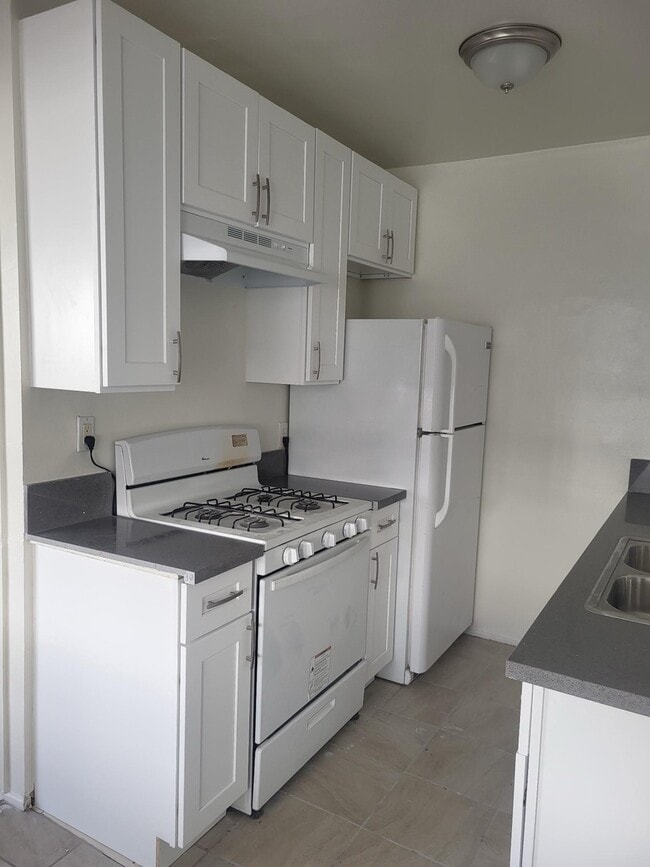 4542 W 17th St, Unit 7 in Los Angeles, CA - Foto de edificio - Building Photo