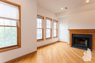 1326 W Diversey Pkwy in Chicago, IL - Building Photo - Building Photo