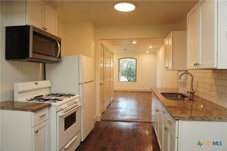 1019 Haynes St in San Marcos, TX - Foto de edificio - Building Photo