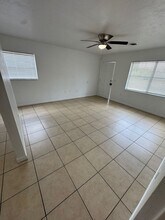 1643 NE 70th St in Ocala, FL - Foto de edificio - Building Photo