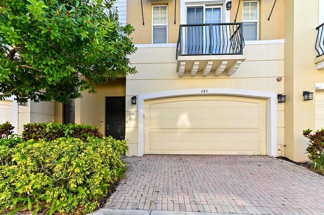 642 NW 38th Cir in Boca Raton, FL - Building Photo - Building Photo