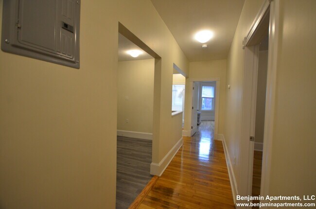 1595 Beacon St, Unit 3 in Brookline, MA - Building Photo - Building Photo
