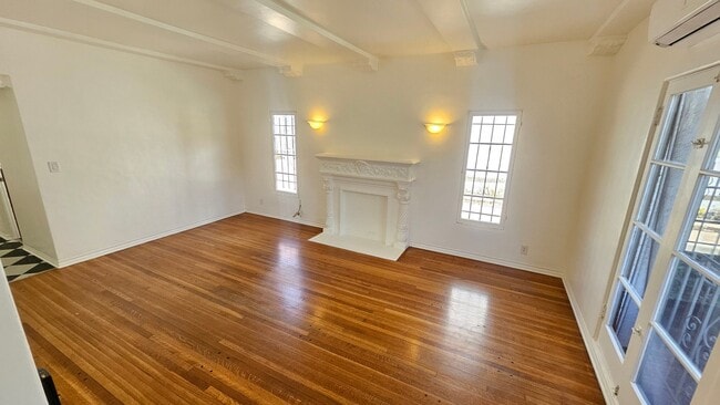 355 Cochran Ave, Unit 102 in Los Angeles, CA - Foto de edificio - Building Photo