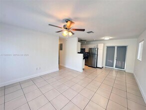 1400 N 70th Way in Hollywood, FL - Foto de edificio - Building Photo