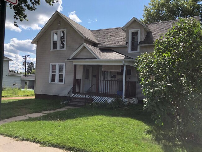 208 N Cleveland St, Unit A in Merrill, WI - Building Photo - Building Photo