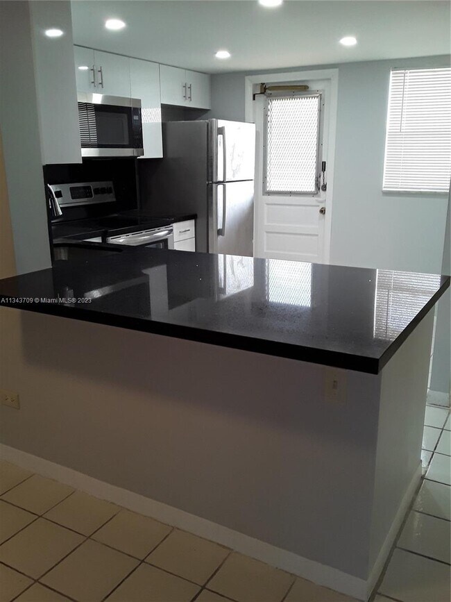 445 NE 195th St-Unit -329 in Miami, FL - Building Photo - Building Photo