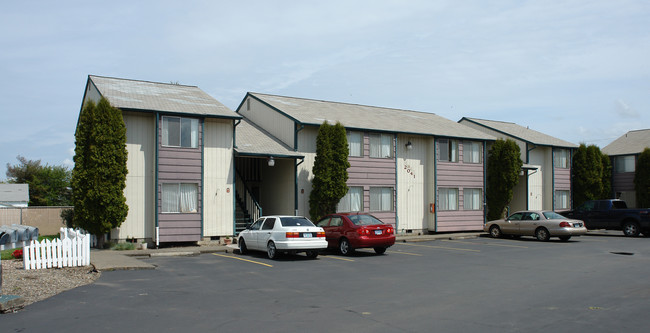 Redwood Manor in Lebanon, OR - Building Photo - Building Photo