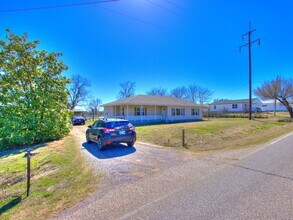 37005 Lake Rd in Shawnee, OK - Building Photo - Building Photo