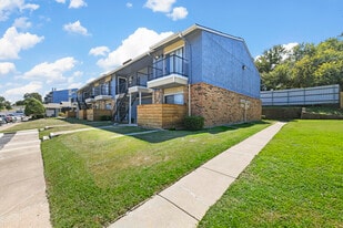 Misty Hollow Apartments in Arlington, TX - Building Photo