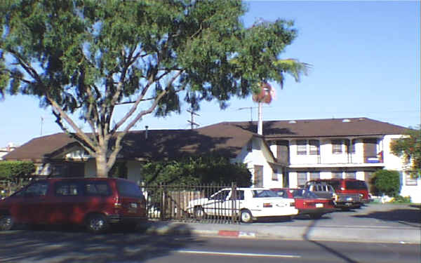 7104 Miles Ave in Huntington Park, CA - Foto de edificio - Building Photo