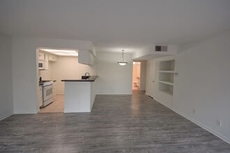 12352 Burbank Blvd, Unit 102 in Los Angeles, CA - Building Photo - Building Photo