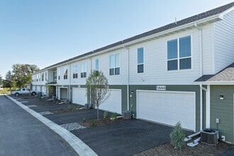 Brookgreen Townhomes in River Falls, WI - Building Photo - Building Photo