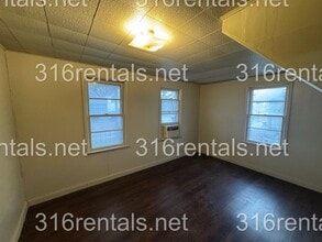 210 W 1st St in Newton, KS - Building Photo - Building Photo