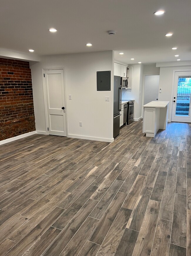 215 5th St SE, Unit 1 in Washington, DC - Foto de edificio - Building Photo